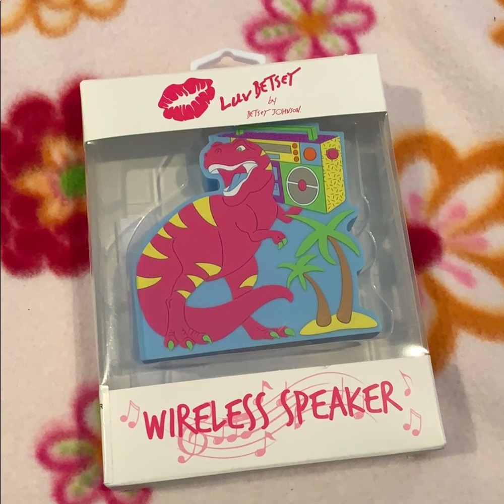 NIB Betsey Johnson wireless speaker